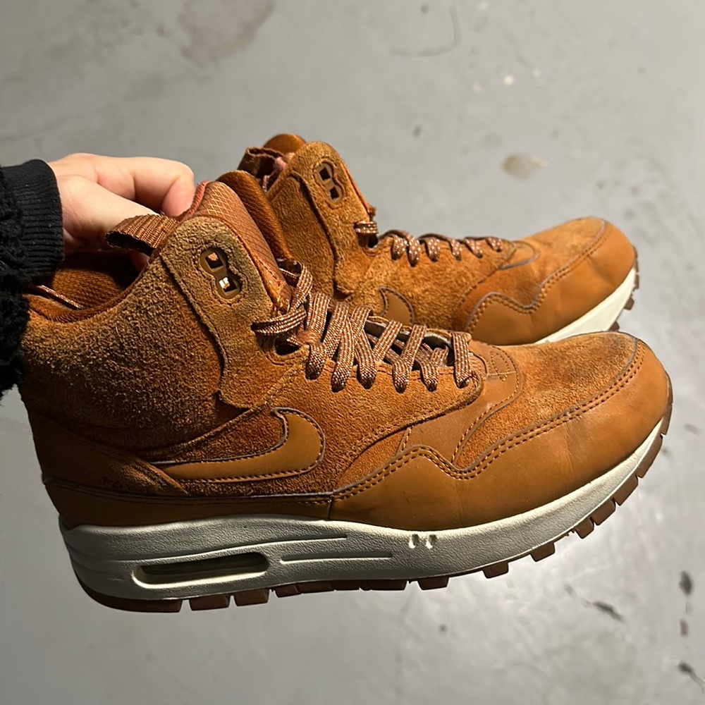 Size 8 nike sneaker boots